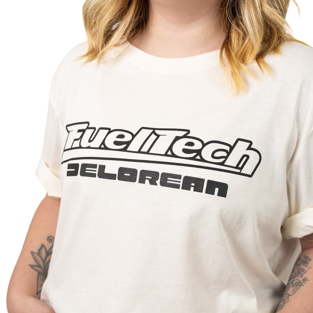 Camiseta New Delorean FT — modelo feminina vestindo a camiseta, vista frontal