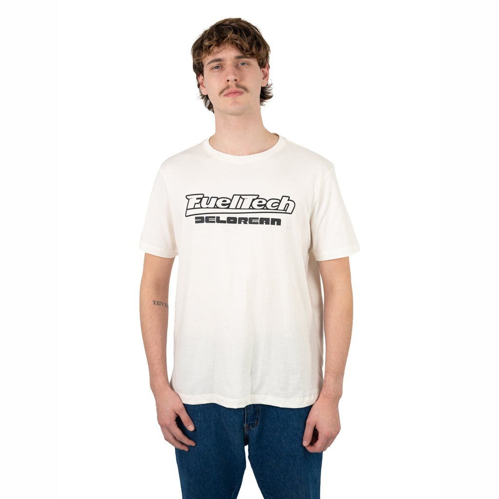Camiseta New Delorean FT — modelo vestindo a camiseta, vista frontal