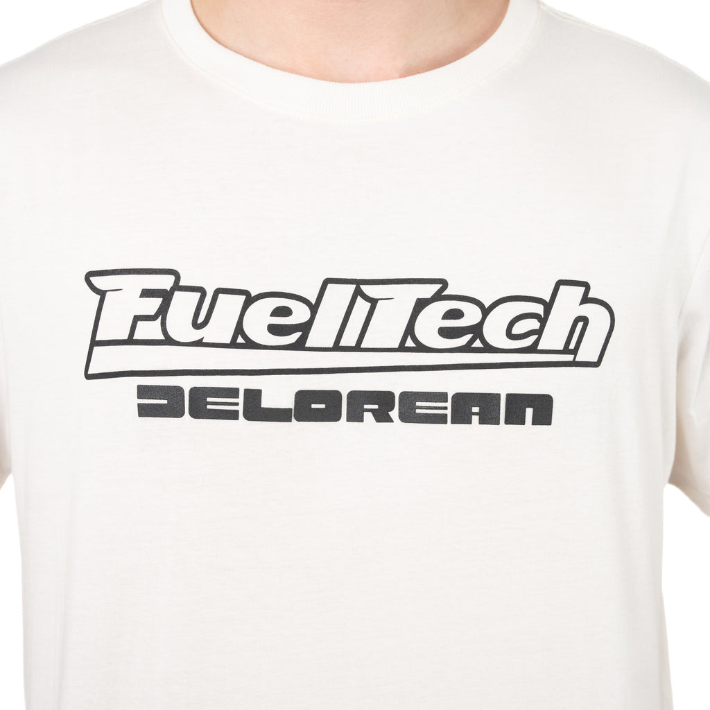 Camiseta New Delorean FT — vista frontal do torso com logo FuelTech Delorean em silk gel relevo