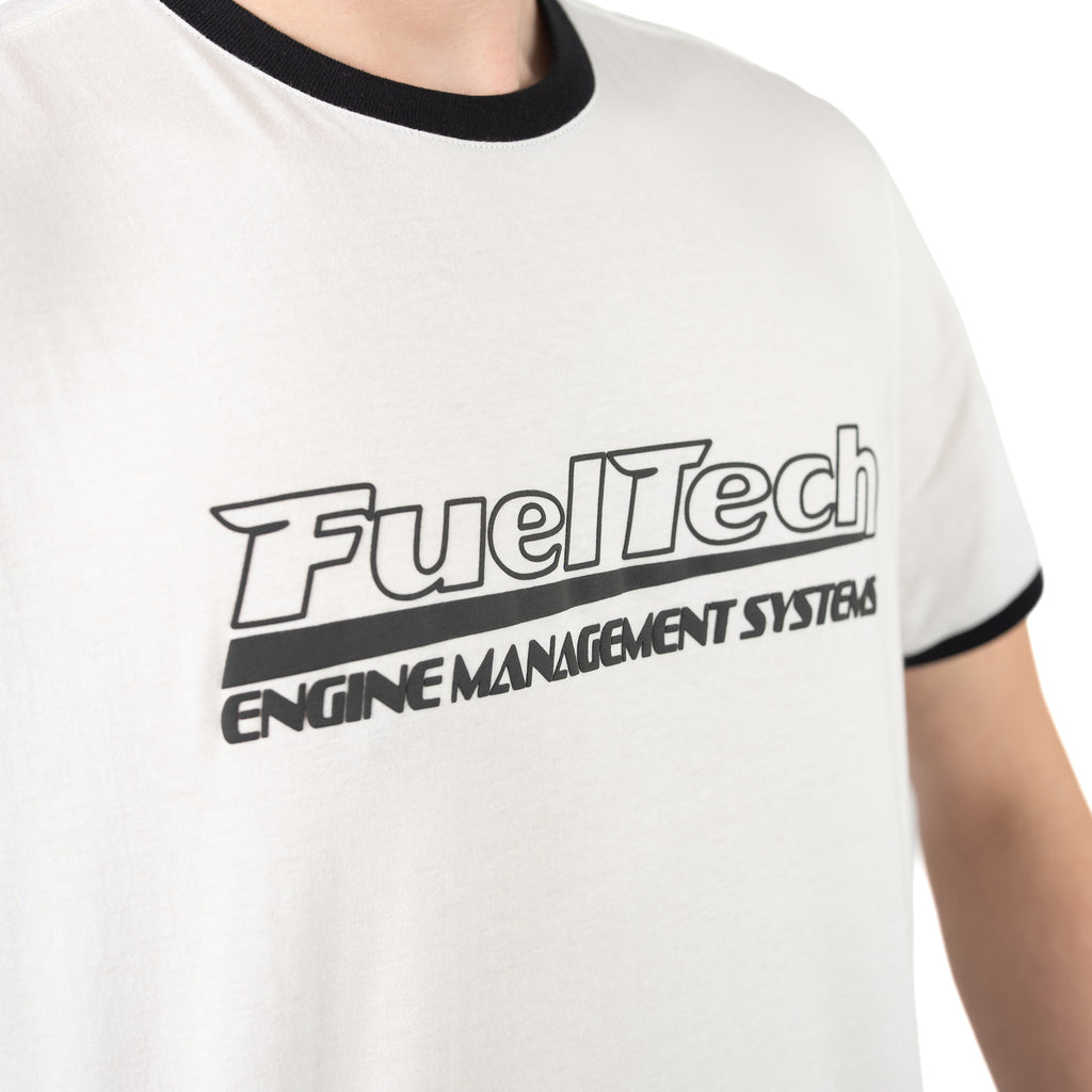 Camiseta Vintage FT — close da estampa frontal FuelTech em silk gel relevo