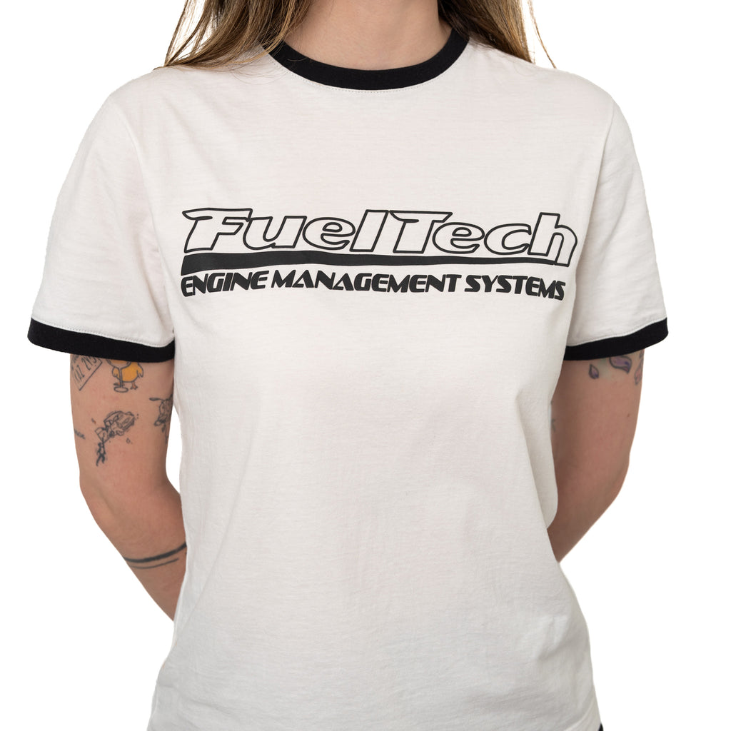 Babylook Slim Vintage FT — vista frontal do torso feminino, logo FuelTech Engine Management Systems em silk gel relevo, gola e mangas com ribana contrastante