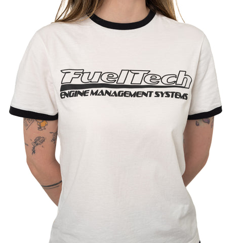 Babylook Slim Vintage FT — vista frontal do torso feminino, logo FuelTech Engine Management Systems em silk gel relevo, gola e mangas com ribana contrastante