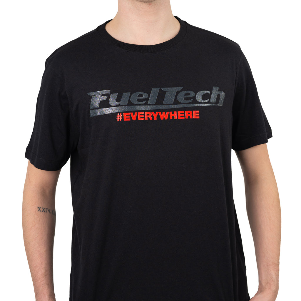 Camiseta Drag Bike FT — vista frontal do torso com logo FuelTech #EVERYWHERE em silk gel relevo