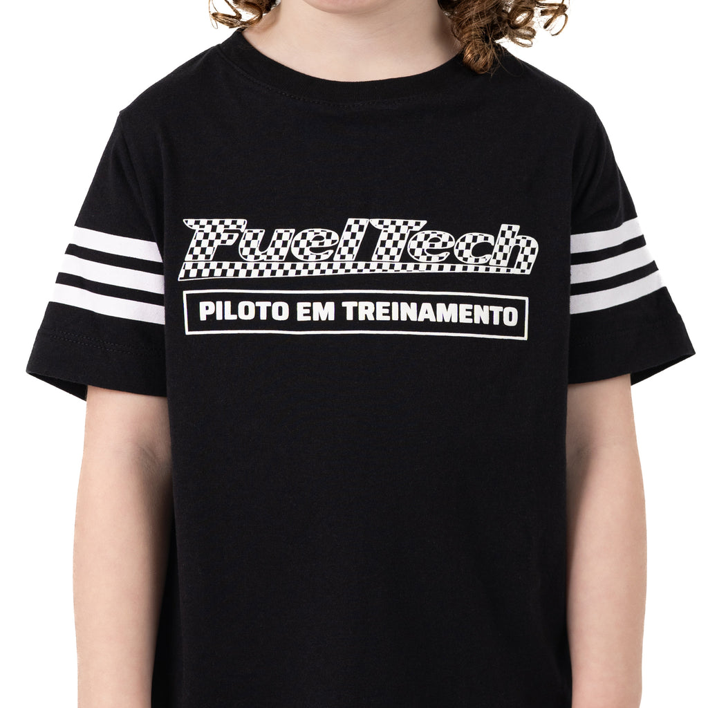 Camiseta Infantil Piloto FT — criança vestindo a camiseta, vista frontal