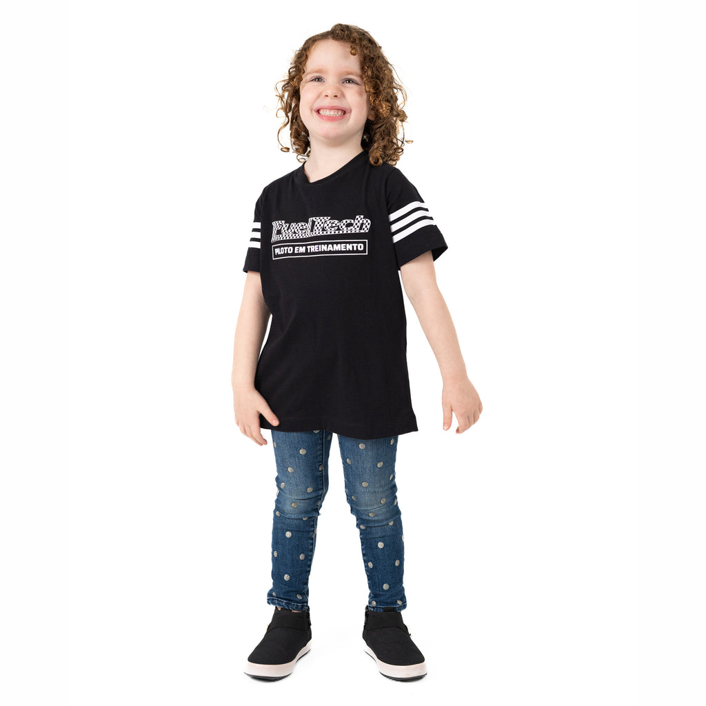 Camiseta Infantil Piloto FT — criança de corpo inteiro vestindo a camiseta