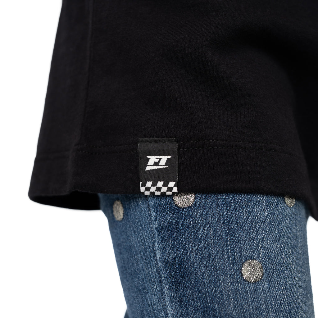 Camiseta Infantil Piloto FT — detalhe da etiqueta clip FT na barra lateral
