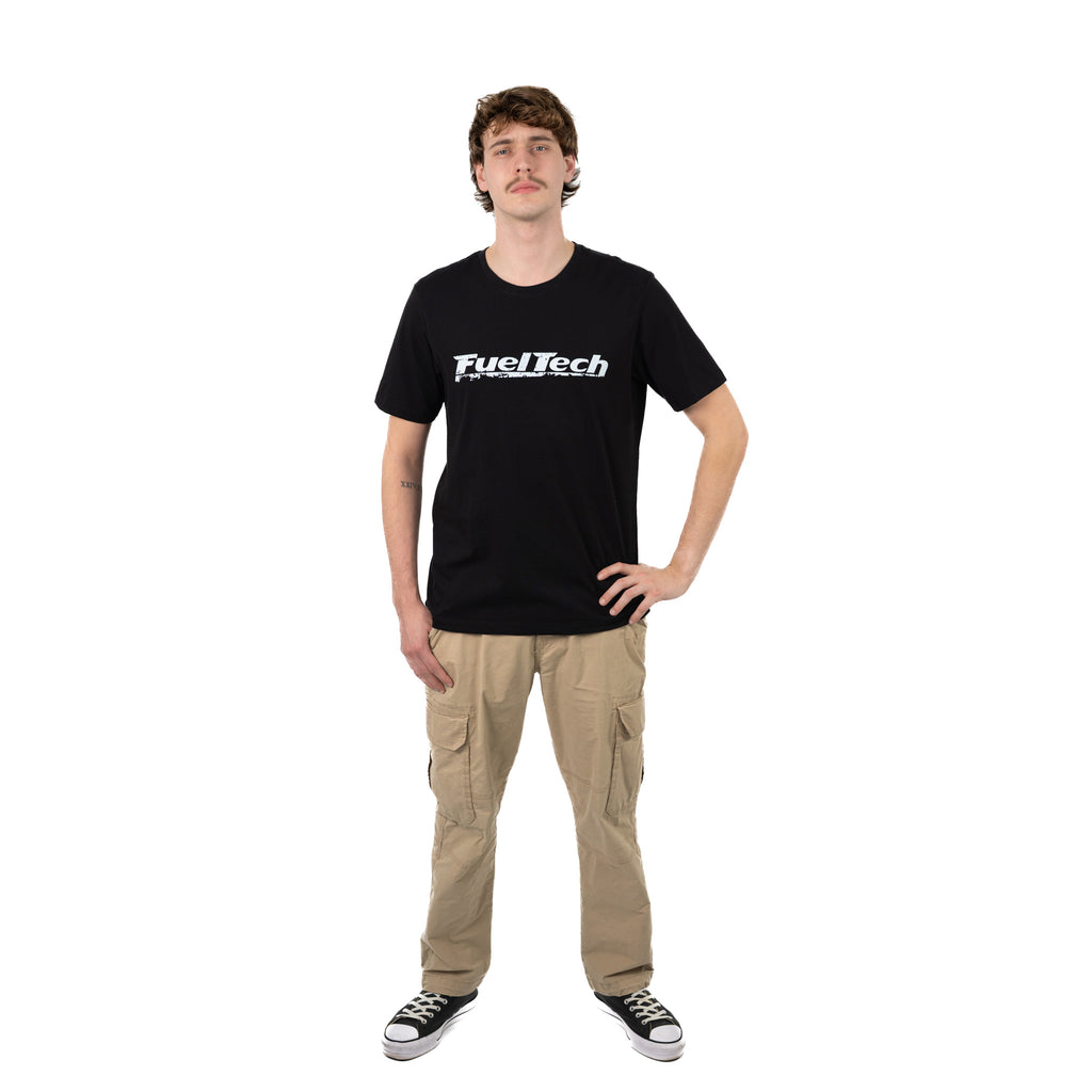 Camiseta Gerações FT preta - modelo masculino, corpo inteiro