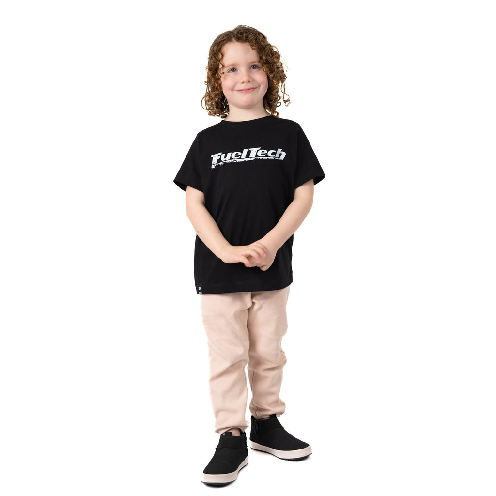 Camiseta Infantil Gerações FT preta - corpo inteiro frente, outra pose