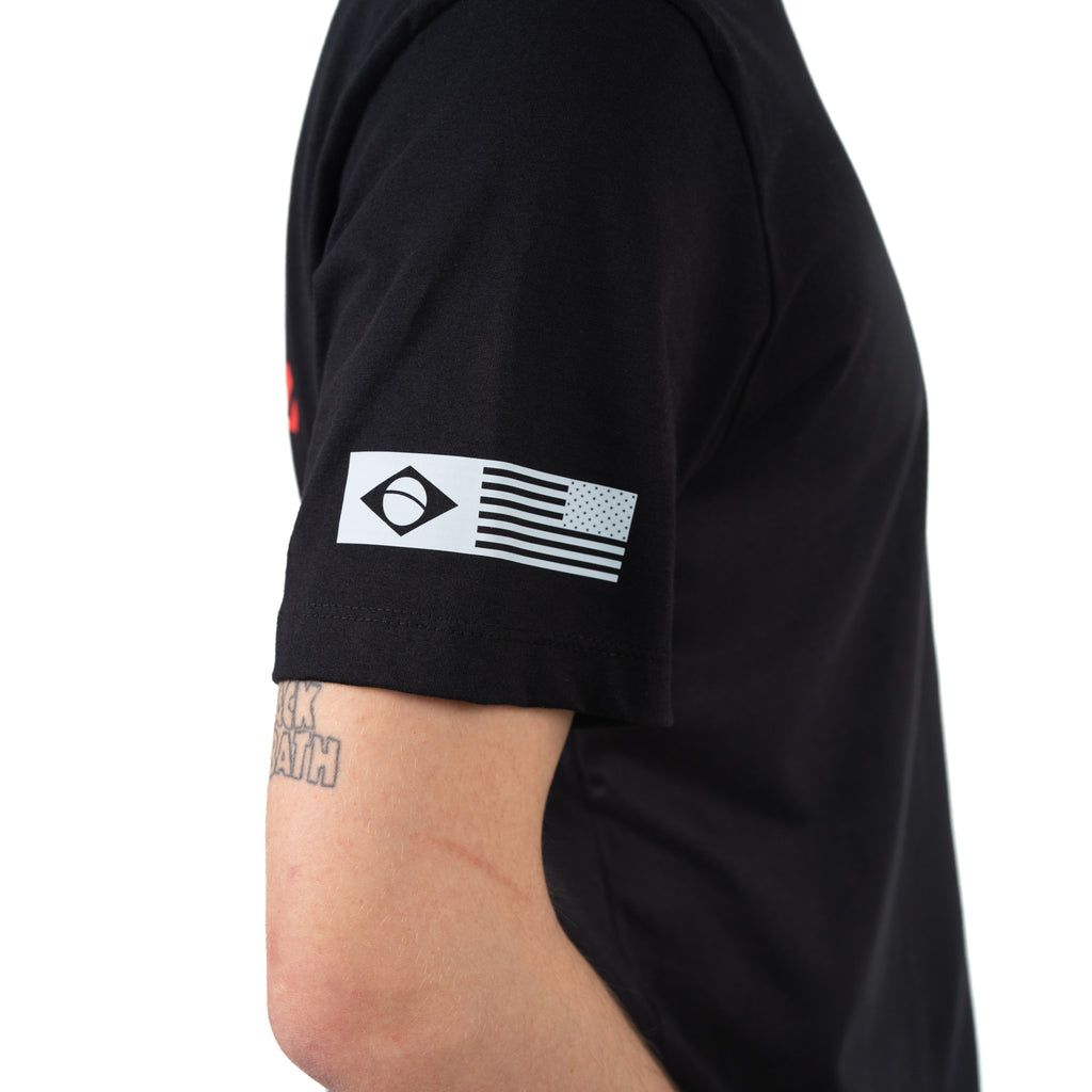 Camiseta Torque FT preta - detalhe da manga com bandeiras